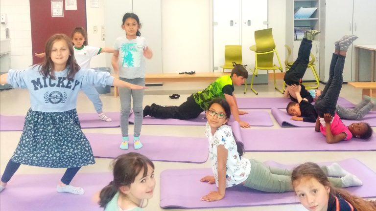 Grundschulkinder Asanas-Position